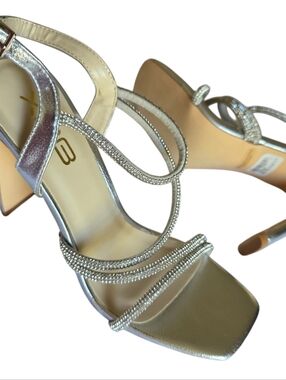 X2B Silver Metallic Strappy High Heels, elegant, New In Original Box, sz 7